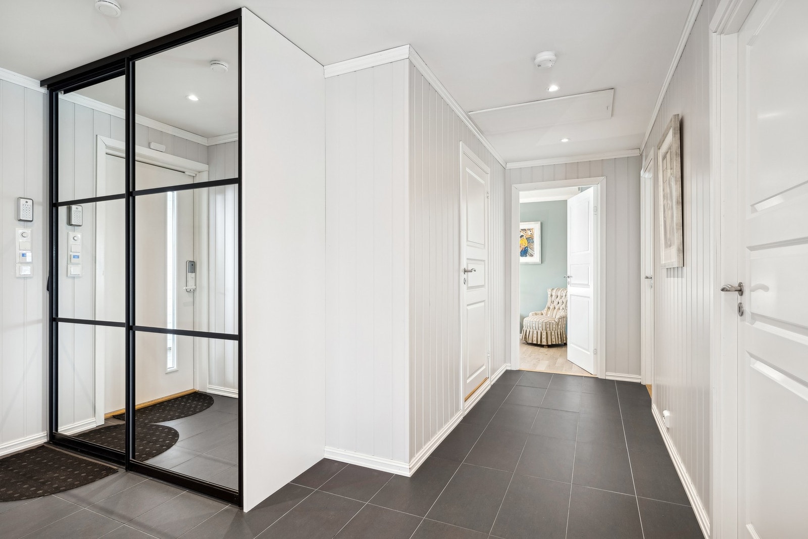 Entréen er lys og har fin plass til oppbevaring av sko og yttertøy i skyvedørsgarderobe. Galleribilde