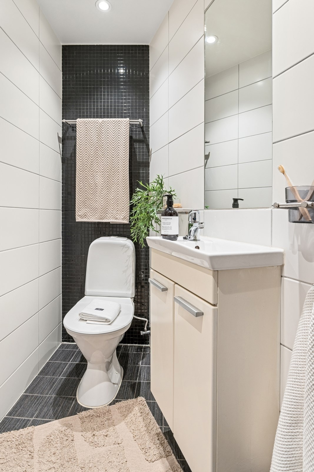 Flislagte overflater med varmekabler i gulv og malt himling med downlights. Galleribilde