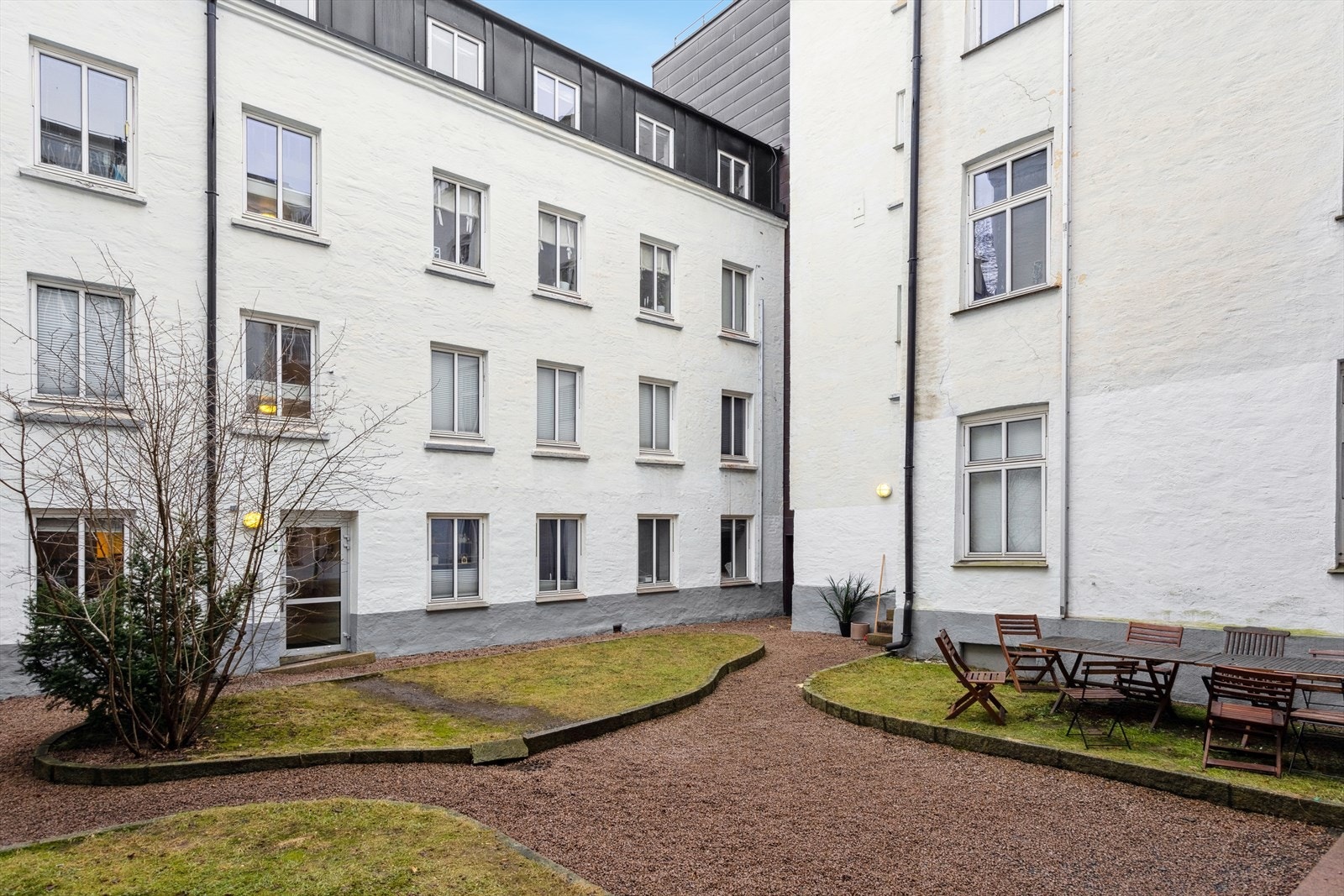 Pent opparbeidet bakgård med utemøblement til felles benyttelse, som innbyr til sosialt naboskap. Boligen disponerer forøvrig også en kjellerbod. Galleribilde