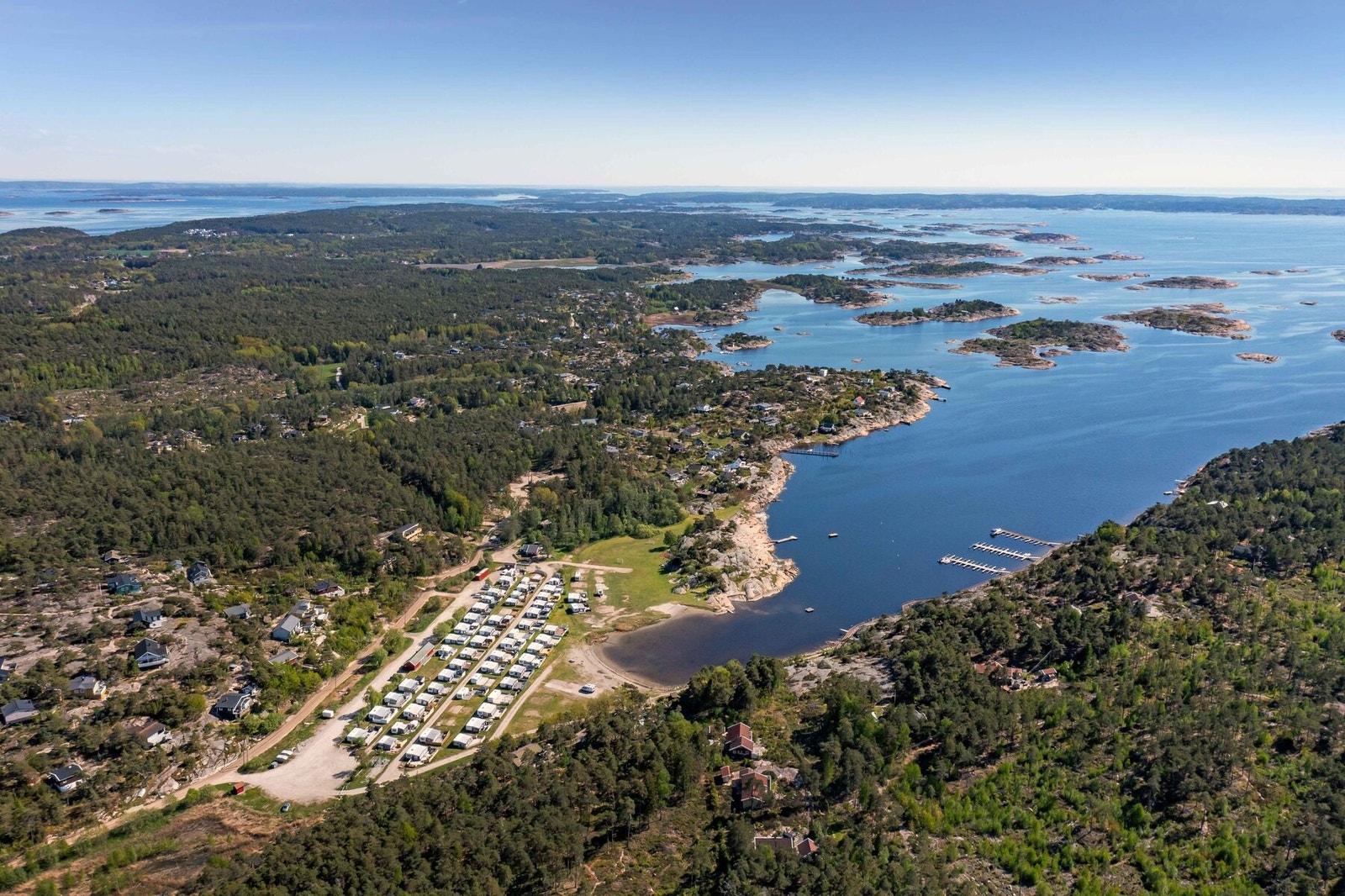 Dronefoto over tomteområdet og Enhuskilen Galleribilde