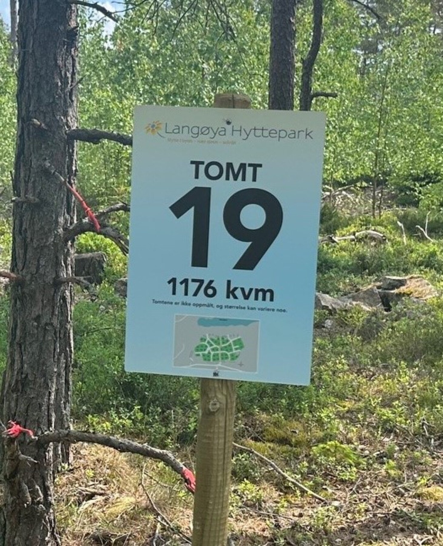 Tomtene er merket med skilt som er plassert i sentrum av tomta Galleribilde