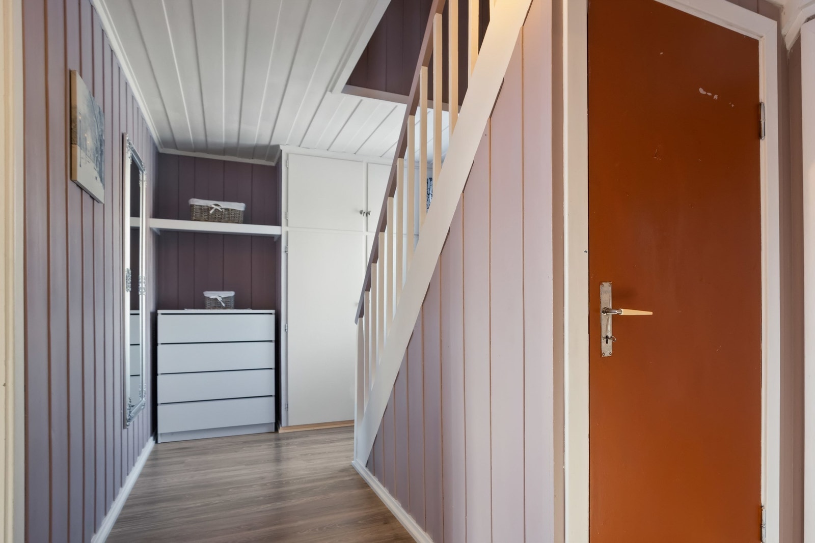 Gangen har fine oppbevaringsmuligheter Galleribilde