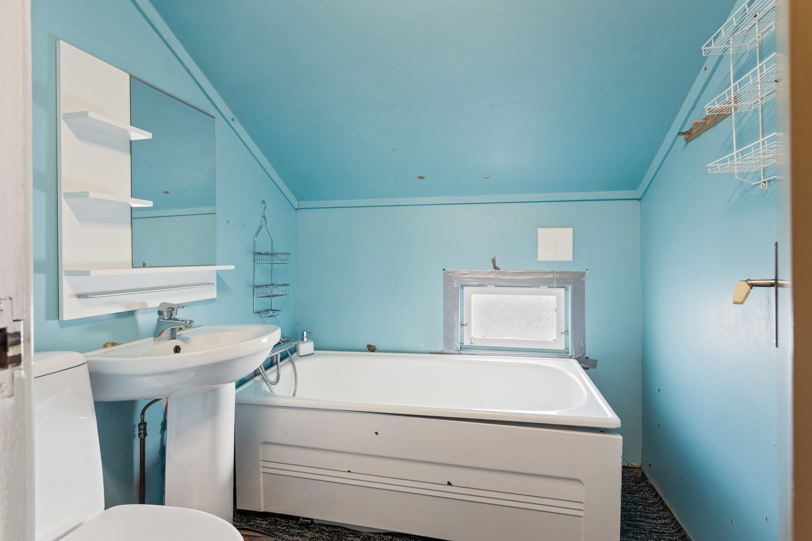 Badet er fra byggeår og ligger i 2. etasje Galleribilde