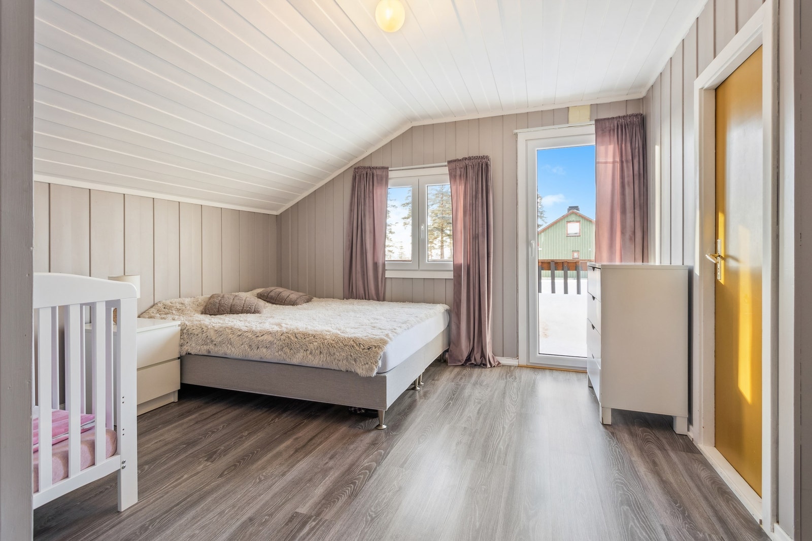 Hovedsoverommet har utgang til balkong og adkomst til en bod som med litt tilpasninger kan brukes som garderobe Galleribilde