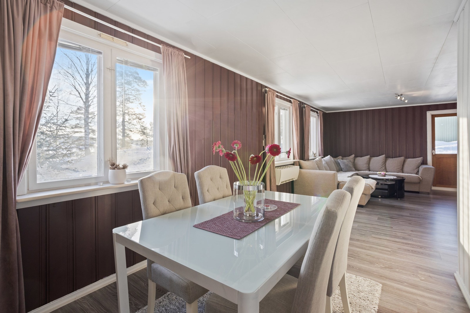 Stuen har store vindusflater som gir godt med lys inn i rommet. Galleribilde