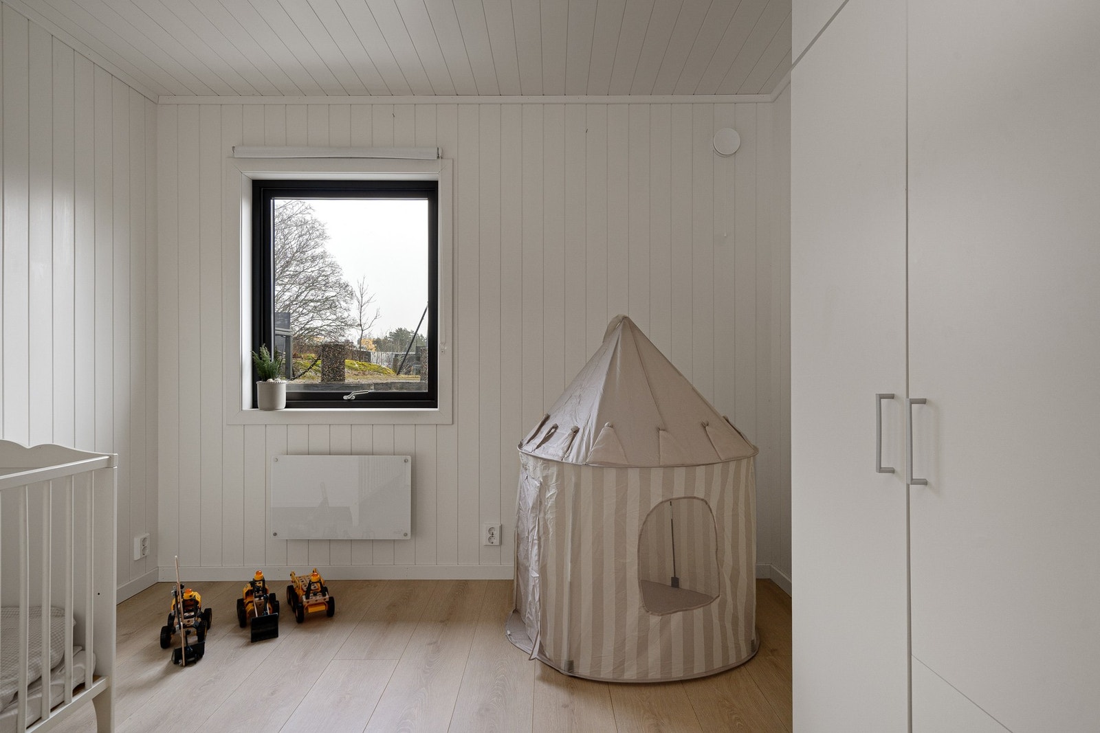 Soverom nr. 2 i hovedetasjen er mindre men perfekt som barnerom, kontor eller gjesterom. Galleribilde
