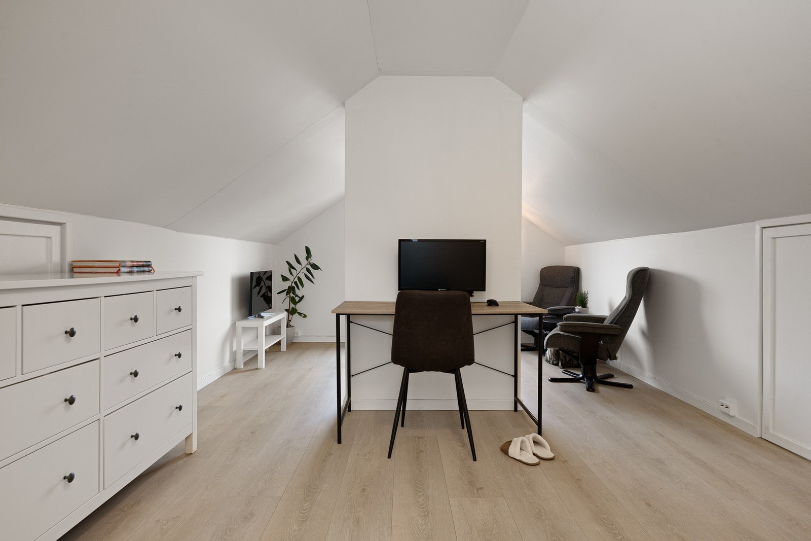 Romslig loftstue med god plass til TV og lekeplass for de minste. Galleribilde