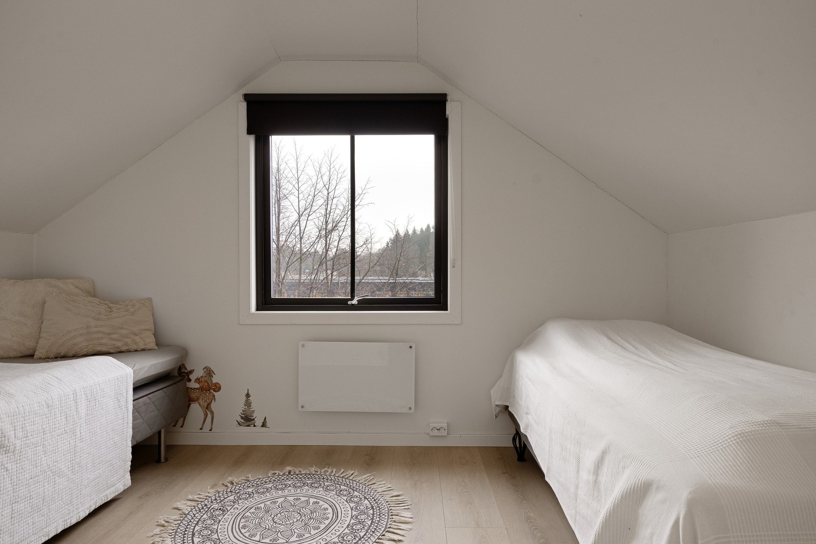 Soverom i 2. etasje med god plass til dobbeltseng. Galleribilde