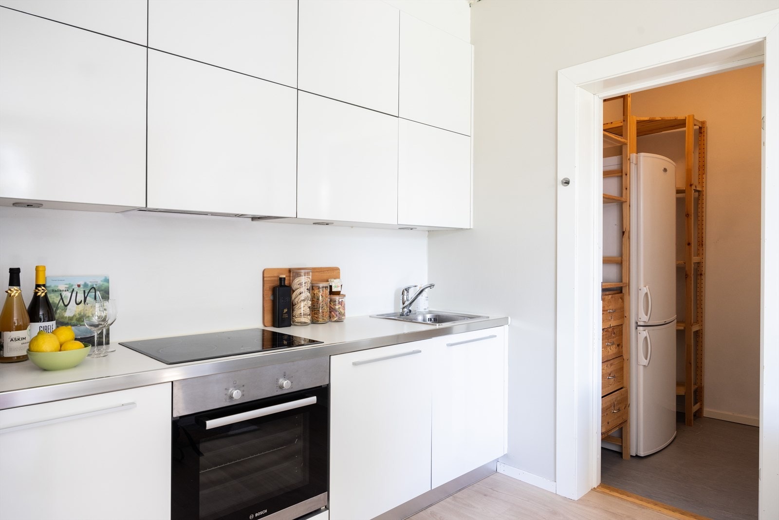 - Integrert platetopp, stekeovn, oppvaskmaskin. Avtrekk over kokeplass - Galleribilde