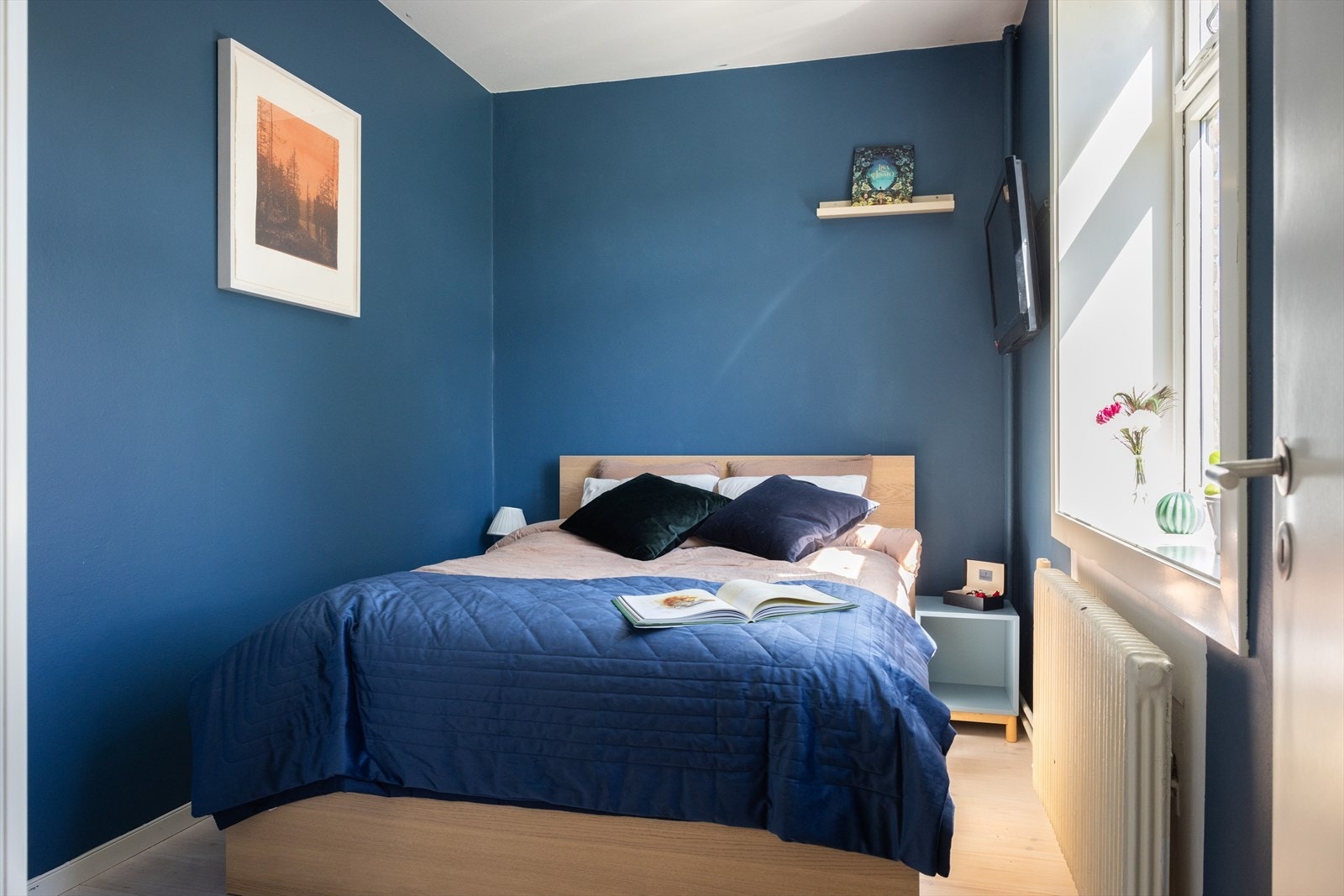 - Romslig hovedsoverom med god plass til dobbeltseng med tilhørende nattbord - Galleribilde