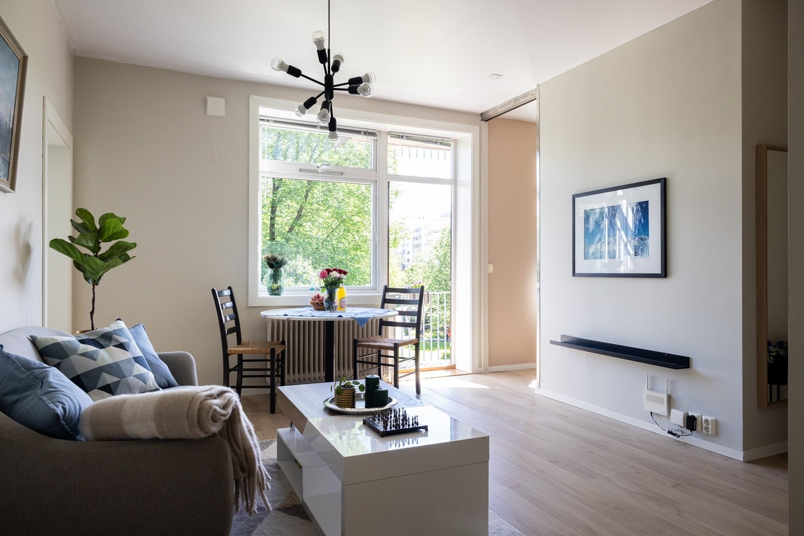 - Store vindusflater som gir rikelig med luft og lys. Vinduer og balkongdører skal byttes i 2025 med planlagt oppstart i uke 13 - Galleribilde