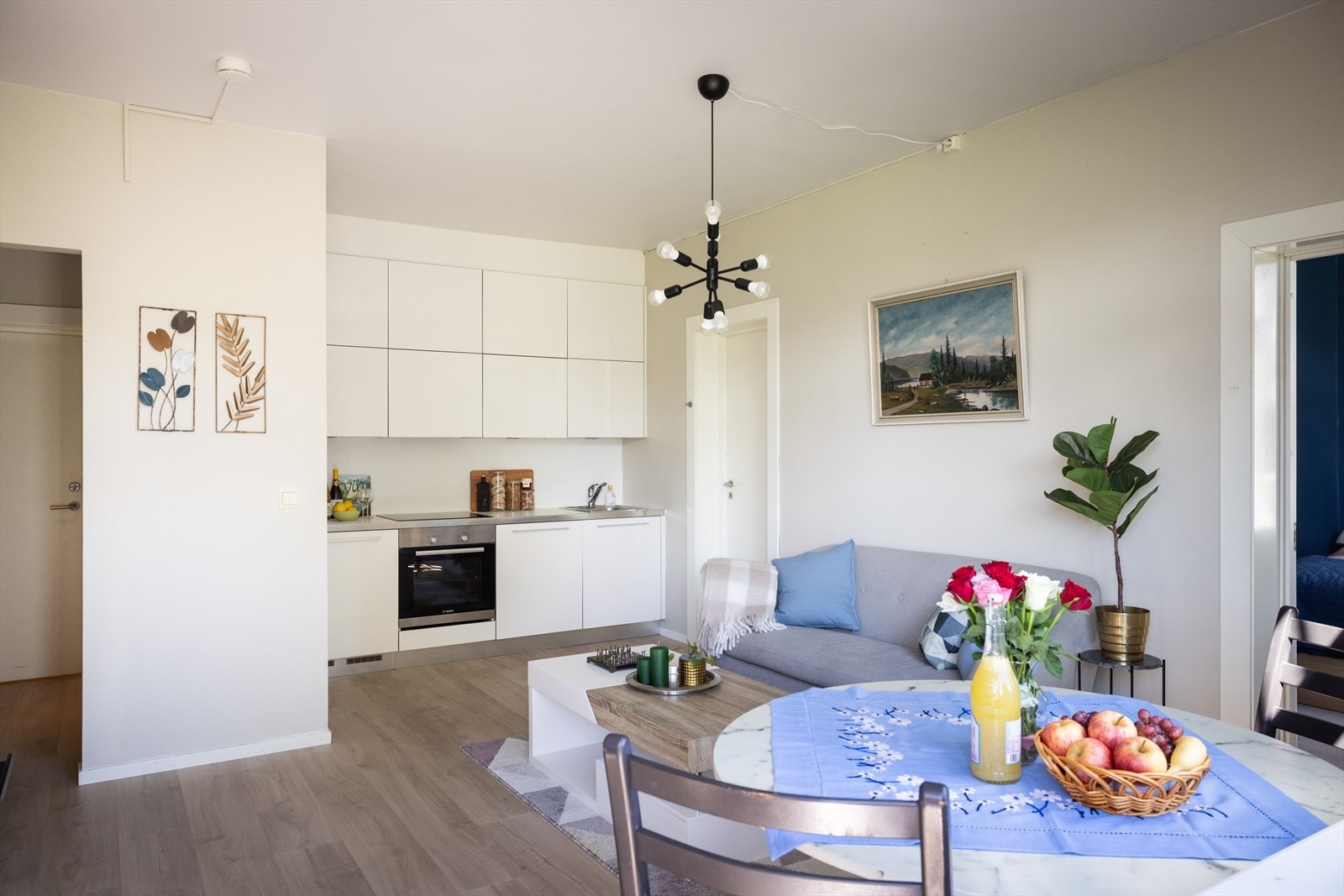 - Stuen har en åpen løsning mot kjøkkenet - Galleribilde