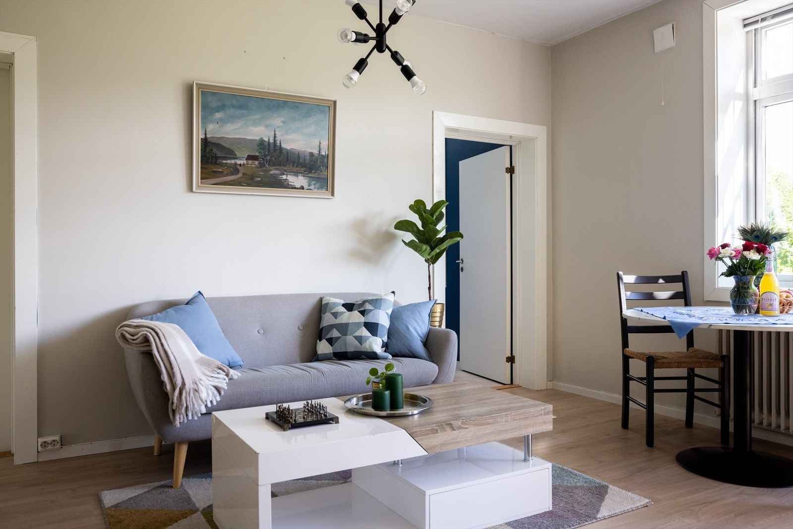 - Leiligheten er malt i delikate og tidsriktige farger - Galleribilde