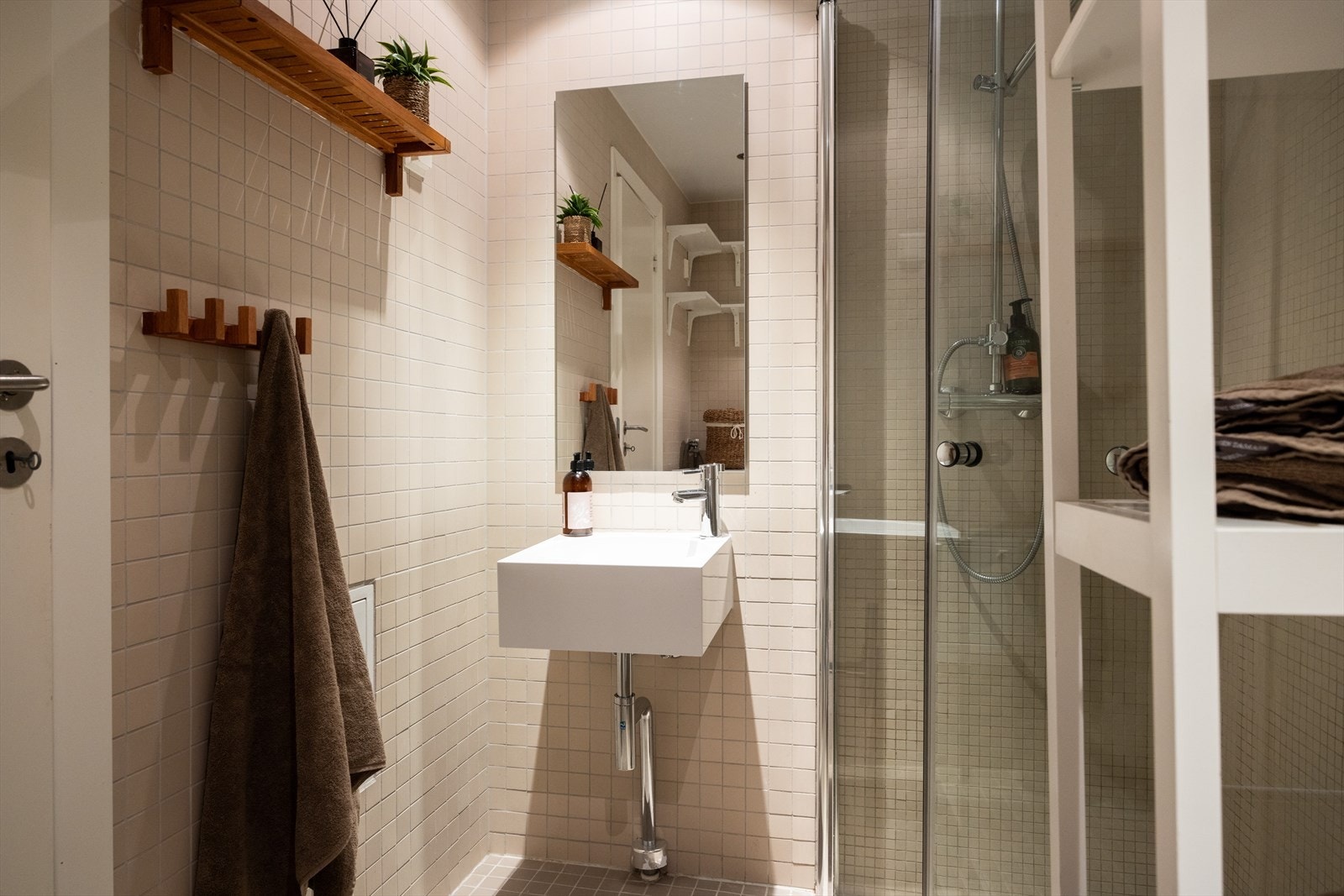 - Flislagt baderom fra 2006 med varme i gulvet og downlights i himling - Galleribilde