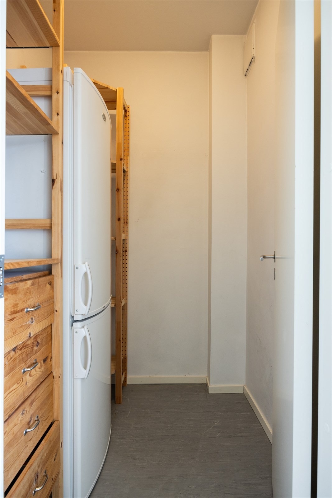 - Det er også en innvendig bod i tilknytning til kjøkkenet med masse lagringsplass - Galleribilde