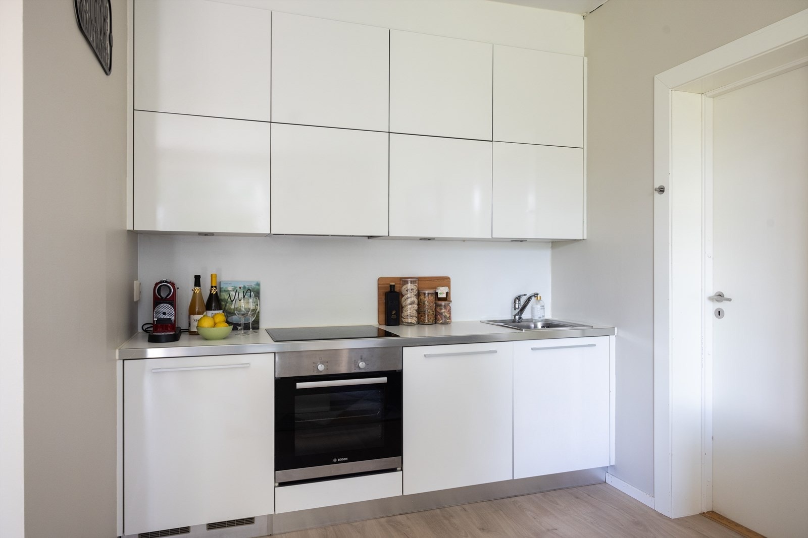 - Kjøkkeninnredning med glatte fronter og laminat benkeplate med nedfelt vask- og skyllekum - Galleribilde