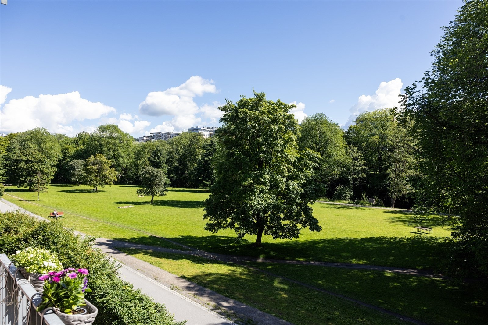 - Balkongen vender mot herlige grøntområder - Galleribilde