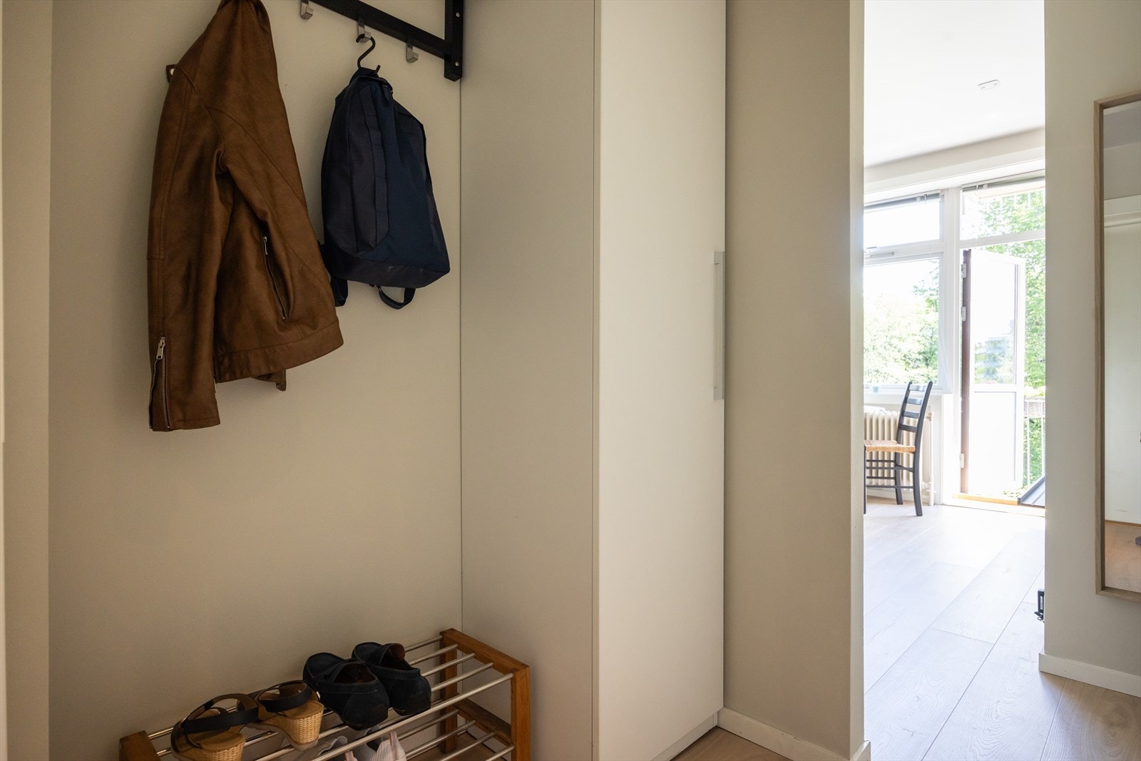 - En lys og innbydende entré som gir et godt førsteinntrykk av leiligheten. God plass til sko og yttertøy - Galleribilde