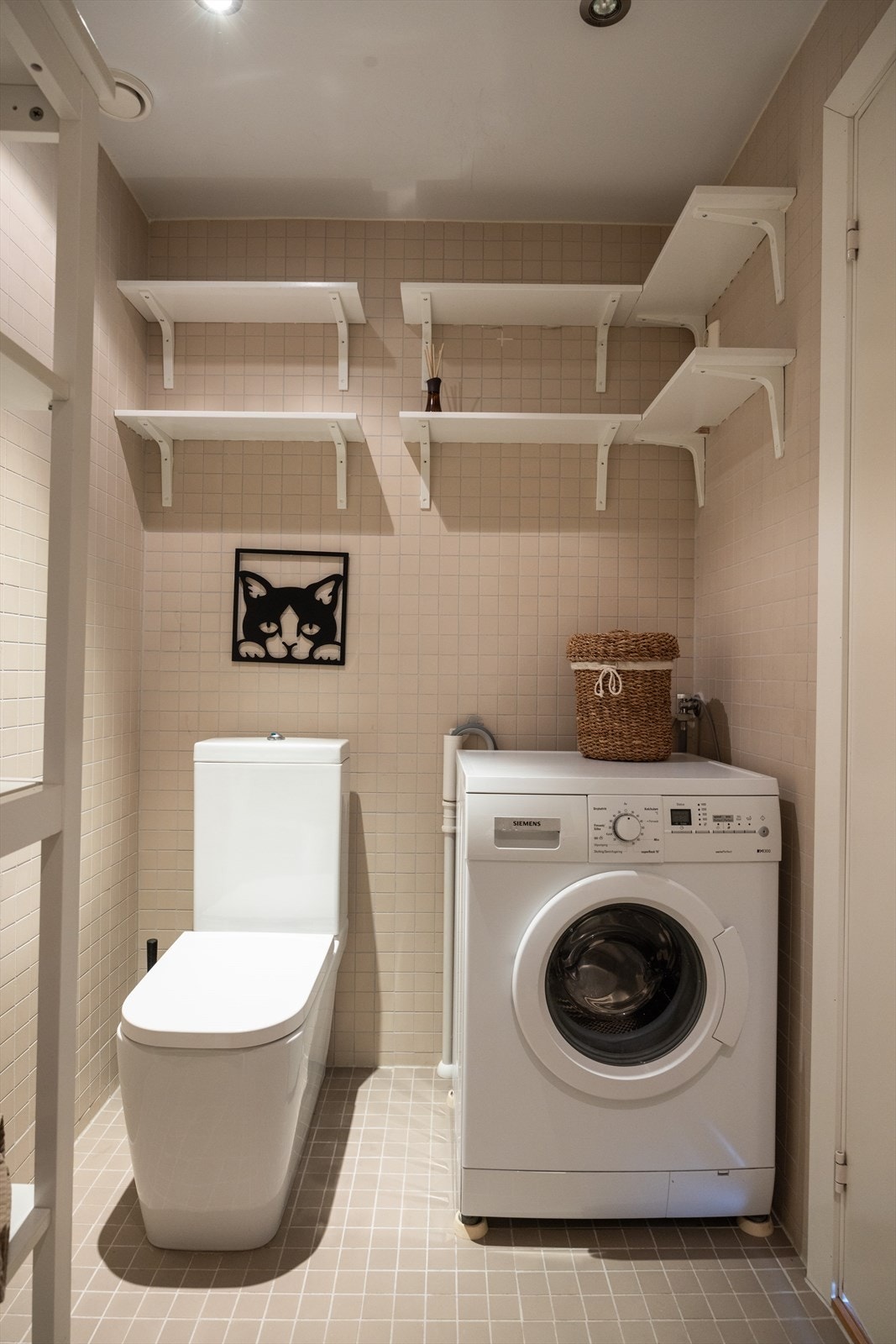 - Baderommet er innredet med klosett, servant, og dusjhjørne med svingbare glassdører. Opplegg for vaskemaskin. Mekanisk avtrekk - Galleribilde