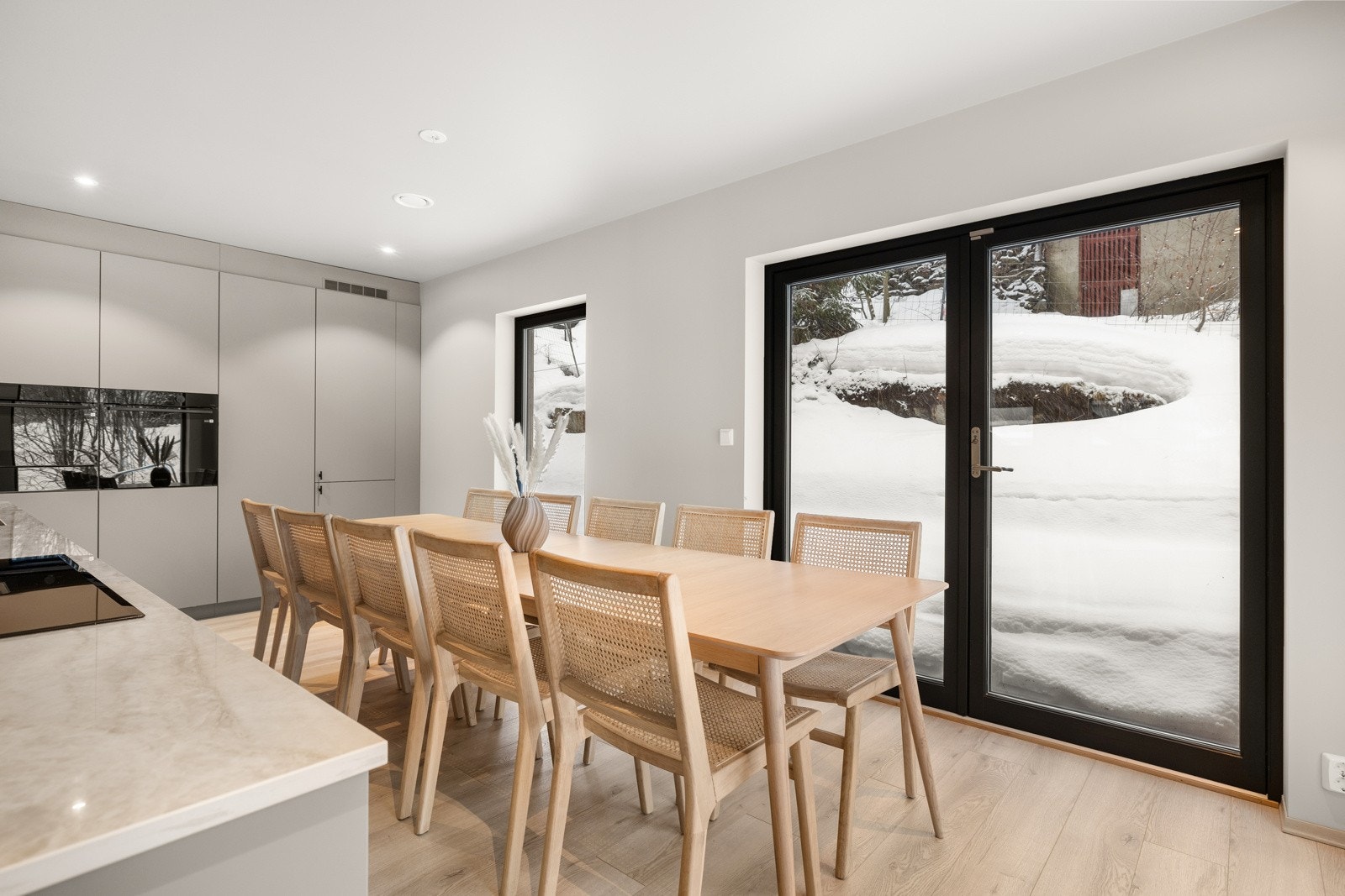 Utgang gjennom dobbelterrassedør til terrasse på ca. 31 m² Galleribilde