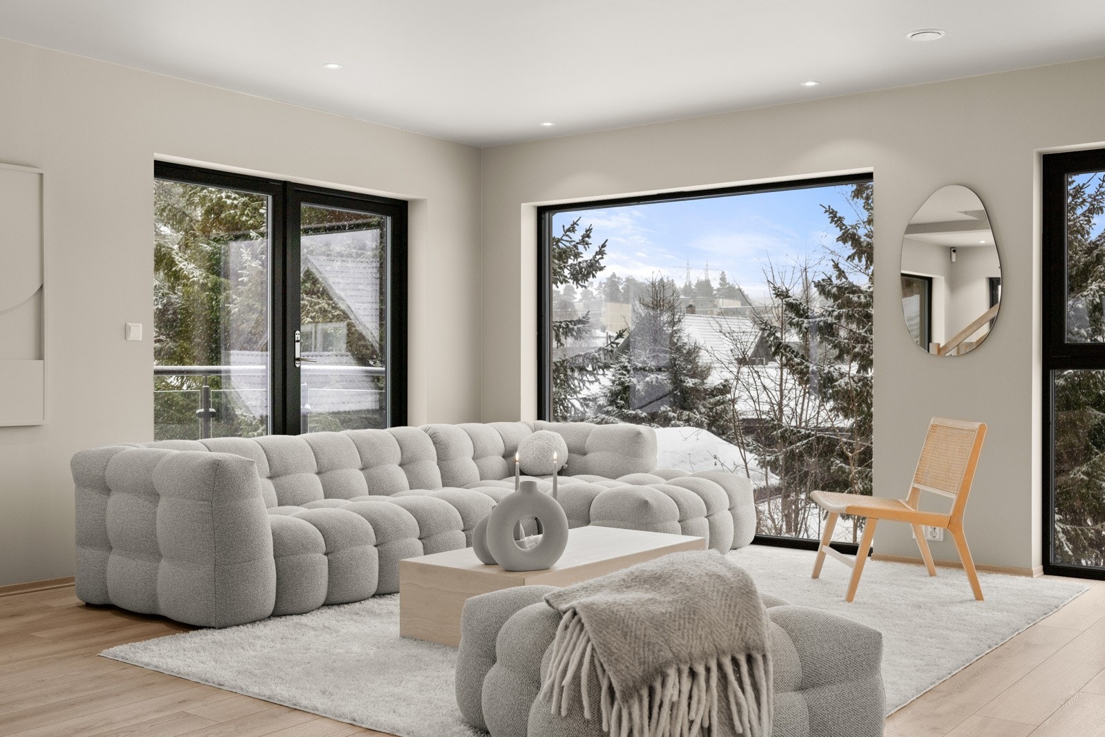 Store vindusflater gir boligen godt med lysinnslipp og meget god romfølelse Galleribilde