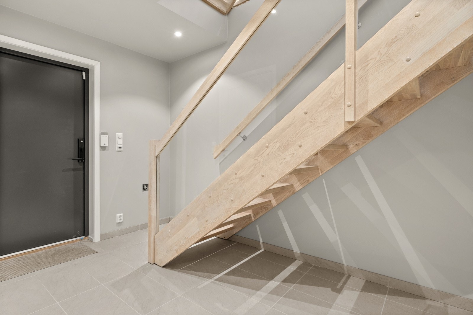 Entrèen er romslig gir et veldig godt førsteinntrykk av boligen Galleribilde