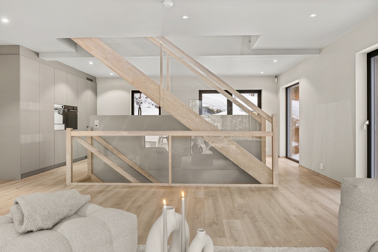 Klarlakkert eik i hele/alle trappene med glassrekkverk. Galleribilde