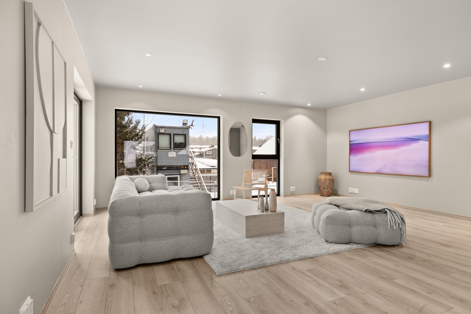 Det er etablert påforingsvegg til skjulte EL-føringer, noe som gir en elegant finish, uten synlige ledninger til TV Galleribilde