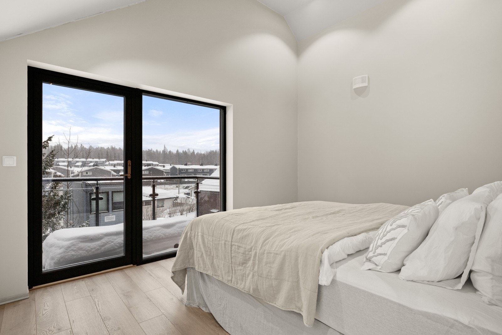 Utgang til egen balkong fra hovedsoverommet Galleribilde