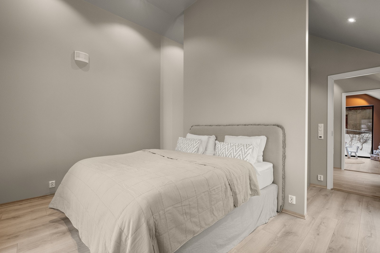 Moderne utformet og med walk-in closet Galleribilde