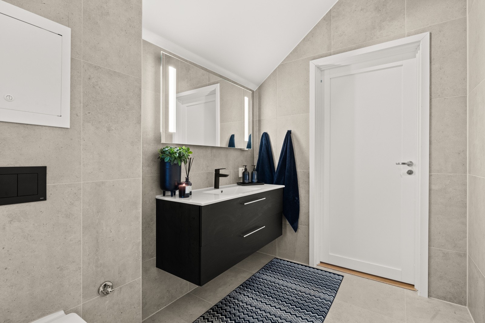 Romslig badrom, med stor takhøyde Galleribilde