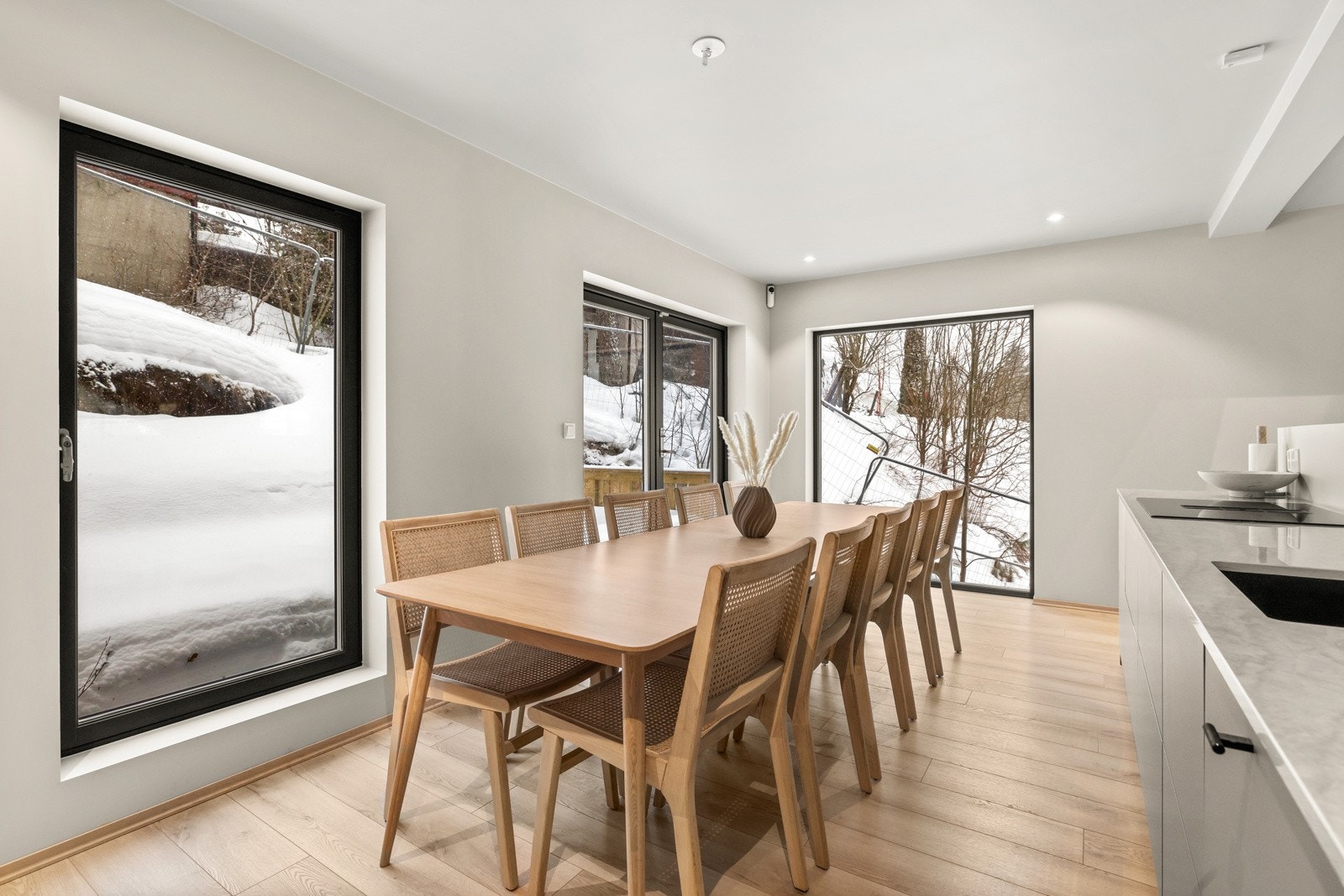 Boligen har skjermet beliggenhet på enden av rekken Galleribilde