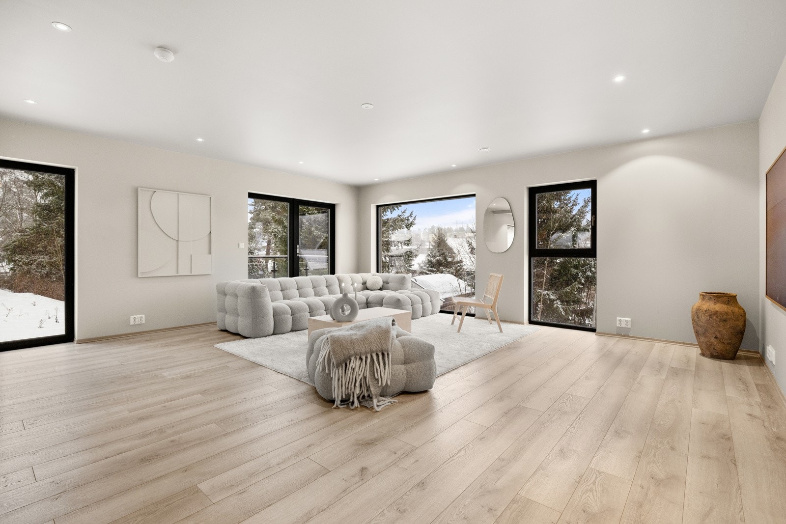 Plassen legger til rette for mange møbleringsmuligheter, med god plass til sofainnredning og spisebord Galleribilde