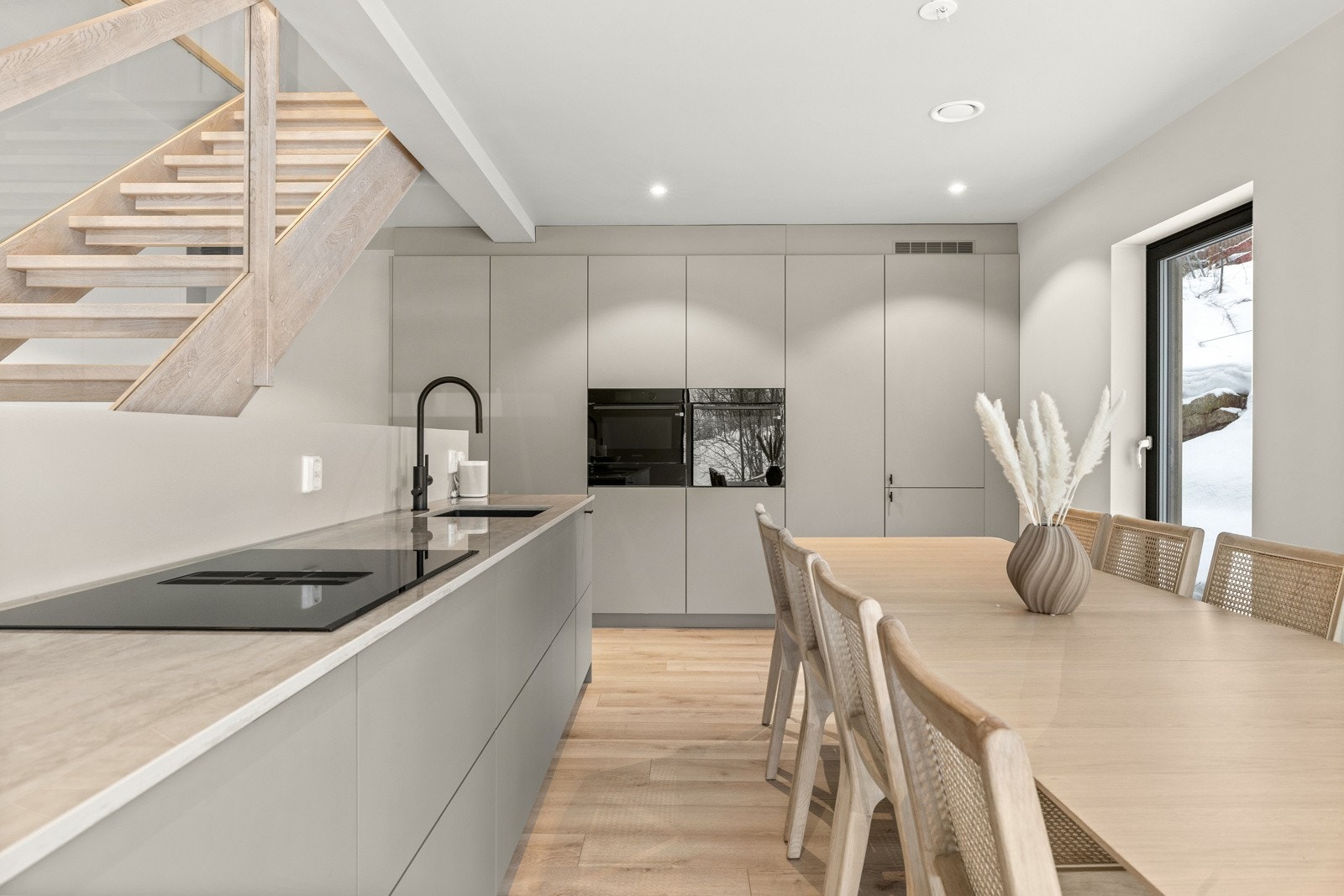 Stort og velutstyrt kjøkken fra Drømmekjøkkenet, i modellen Fenix Galleribilde