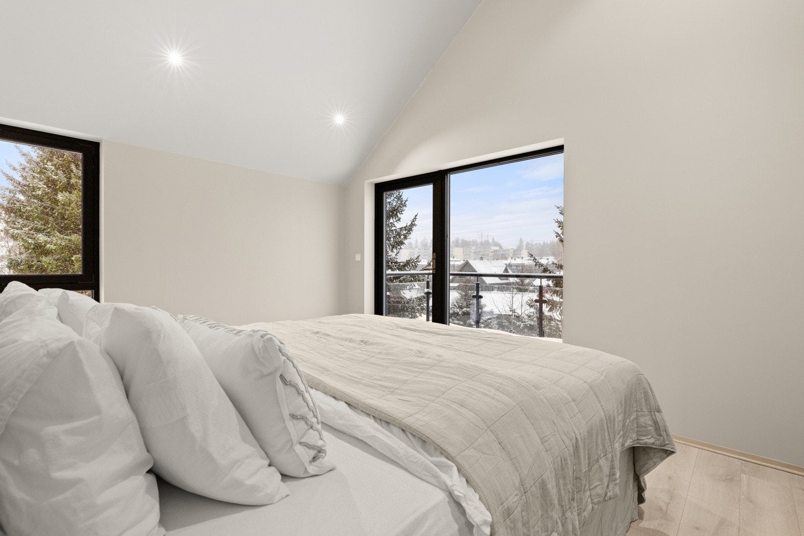 Stort og luftig hovedsoverom, malt i samme stilrene farge på vegger og tak Galleribilde