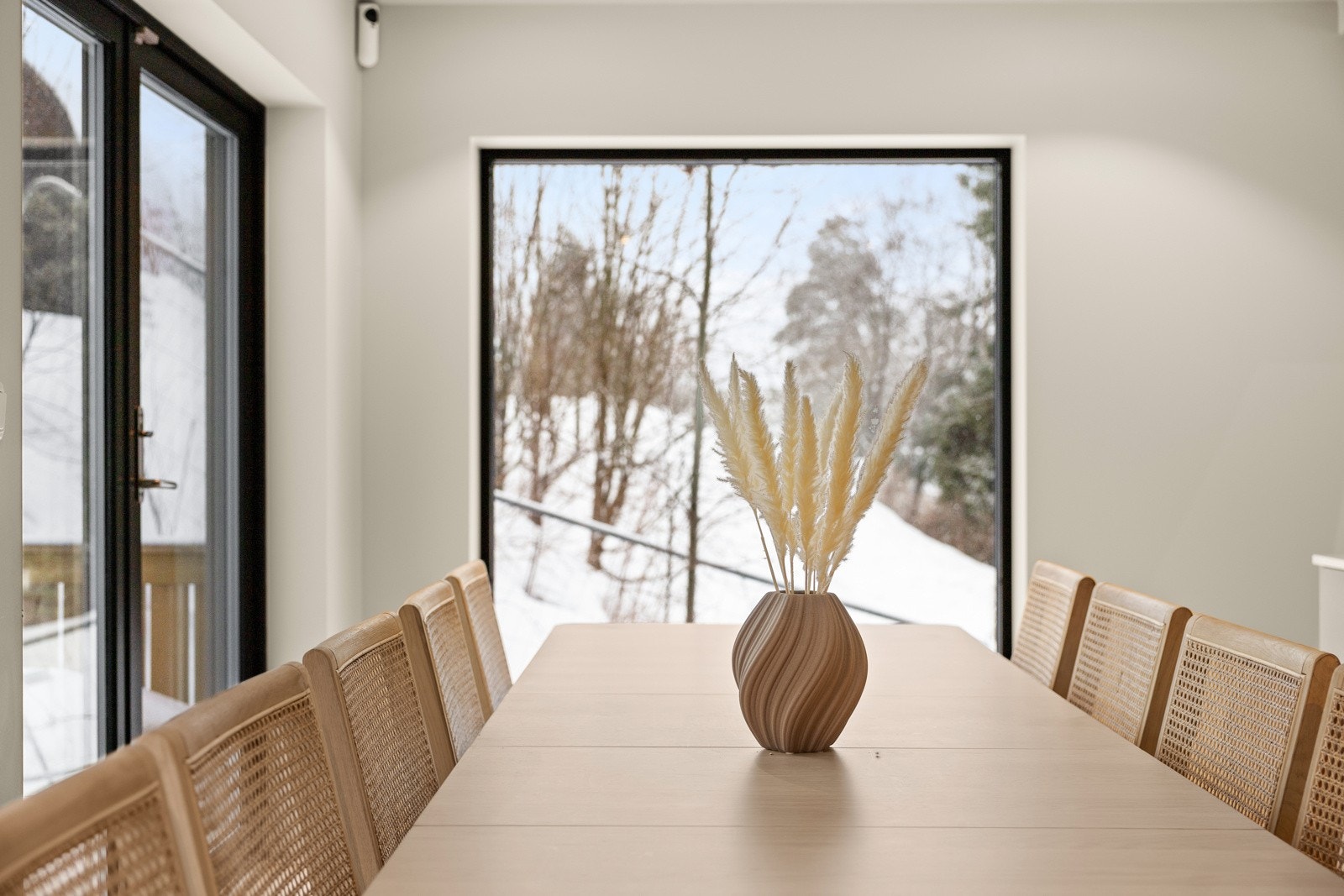 Den store terrassedøren og de åpne vindusflatene legger til rette for en sømløs forlengelse av boarealet Galleribilde