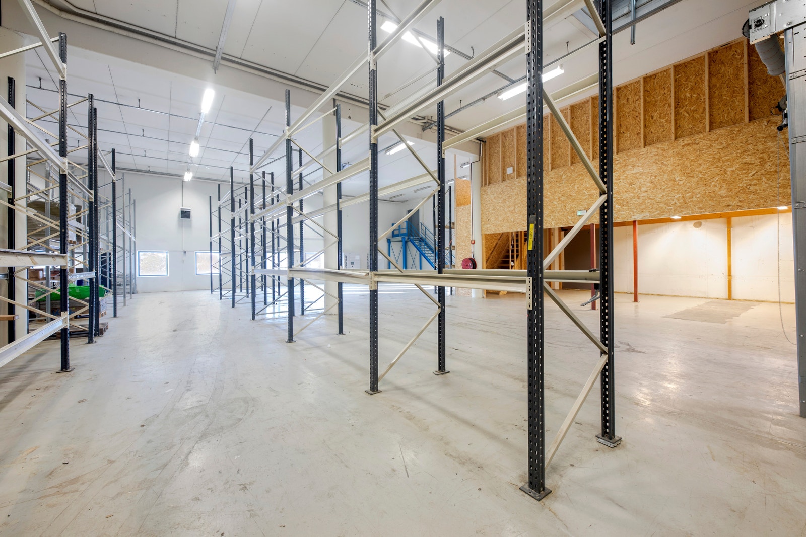 Høytlager II - Delvis innredet med pallereoler Galleribilde