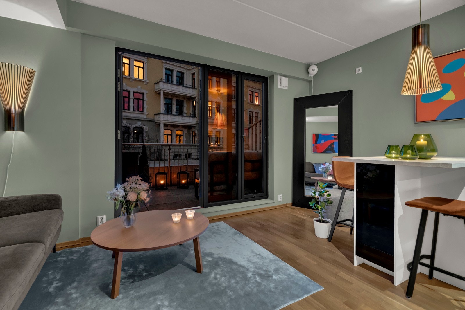 Store vindusflater fra tak til gulv gir en svært god atmosfære. Galleribilde