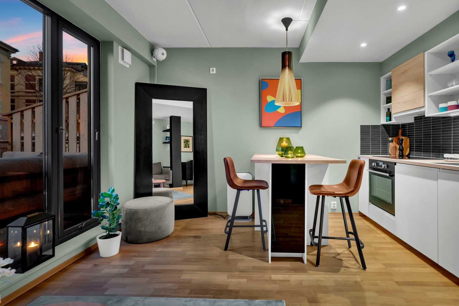 Bygget var en tidligere trafostasjon som ble omgjort til boliger i 2005, og byr på moderne fasiliteter som heisadkomst og felles takterrasse. Galleribilde