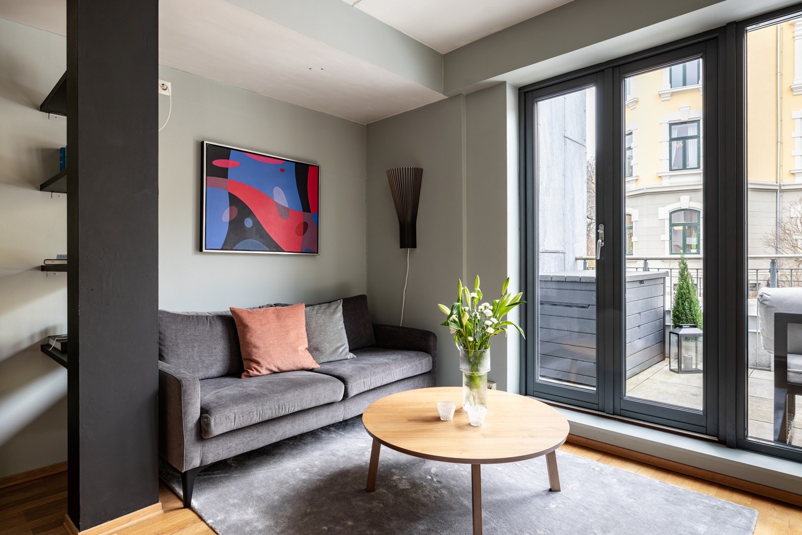 Hyggelig stue med plass til både sofagruppe og spisebord med tilhørende møblement. Galleribilde