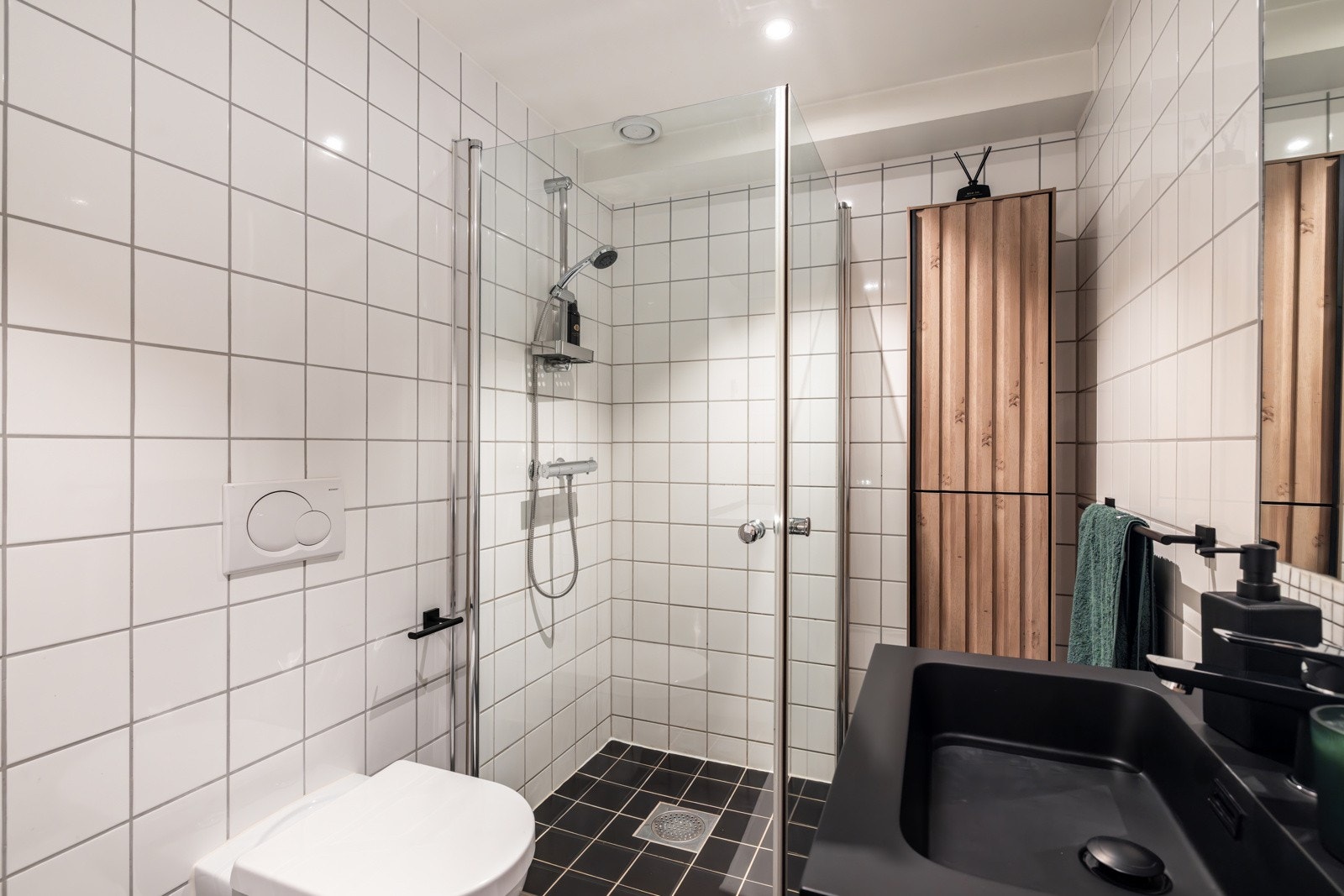 Delikat baderom med varmekabler og opplegg for vaskemaskin. Galleribilde