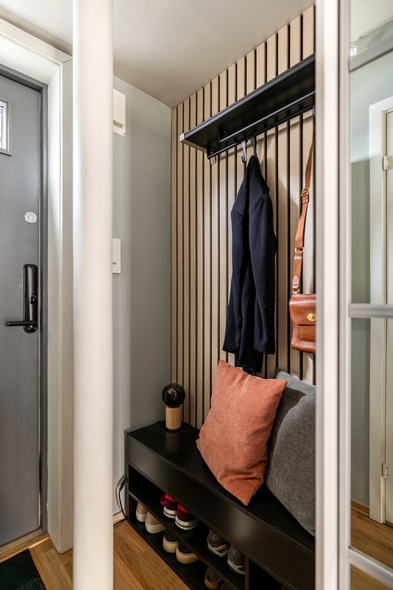 Beliggende høyt og fritt i 5. etasje via heisadkomst, ønsker leiligheten deg velkommen inn gjennom en hyggelig entré, med Yale Doorman L3S Flex Smart dørlås for ytterdør. Galleribilde