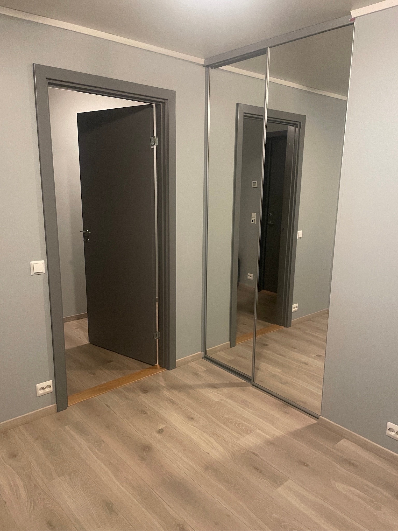 To av tre soverom har skyvedørsgarderobe. Det største soverommet har frittstående garderobeskap. Galleribilde