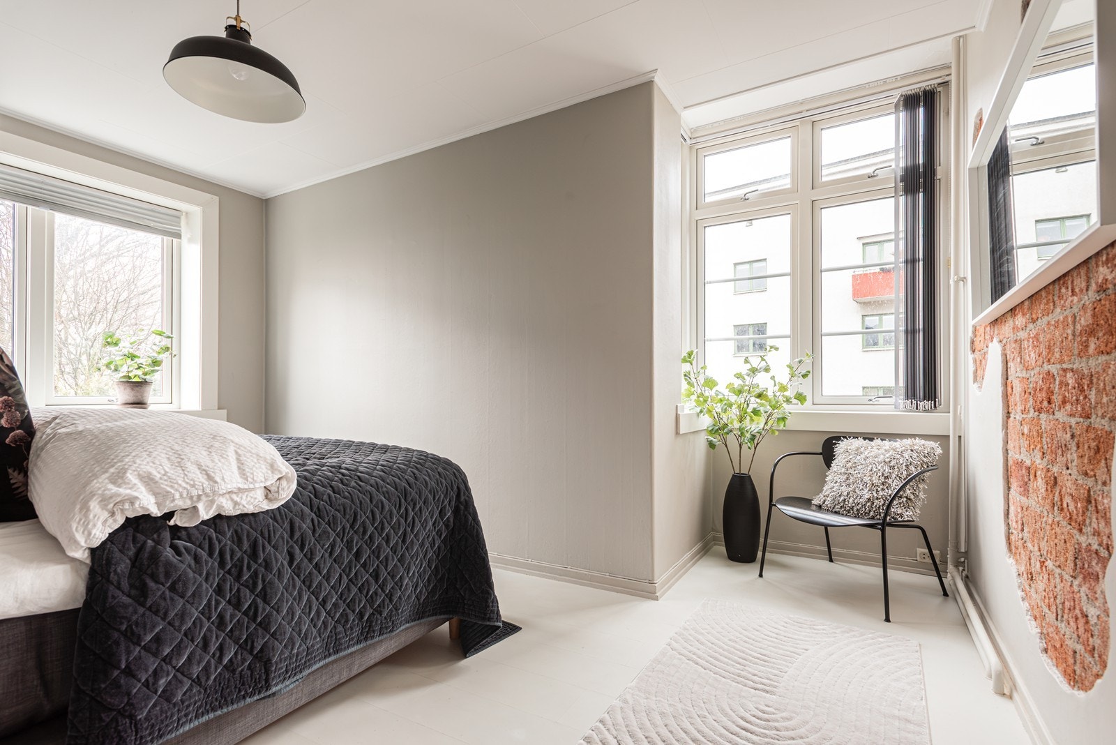 Stort hovedsoverom med plass til dobbeltseng og diverse møblement Galleribilde