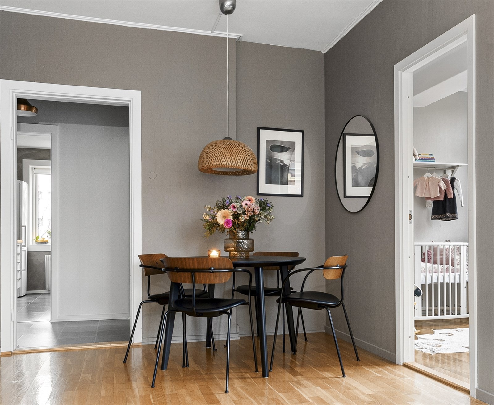 God planløsning med naturlige soner gjør leiligheten lett å møblere Galleribilde