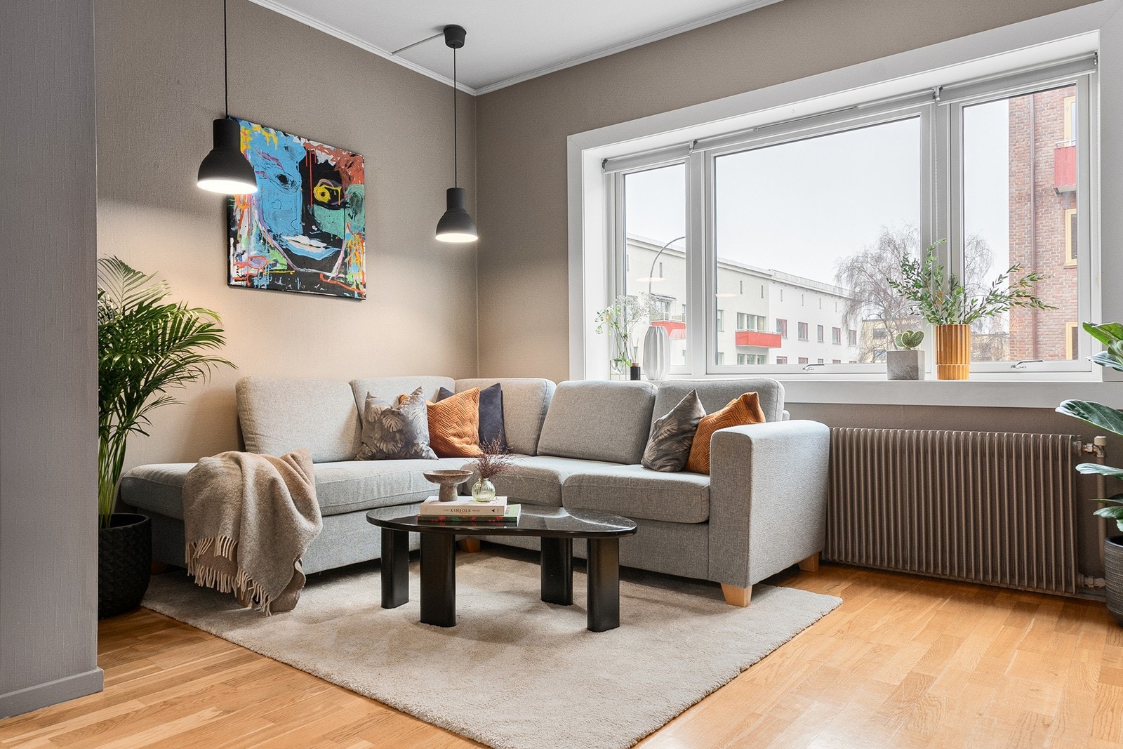 Leiligheten fremstår som pen og klar for innflytting, med velfungerende standard og praktisk planløsning Galleribilde