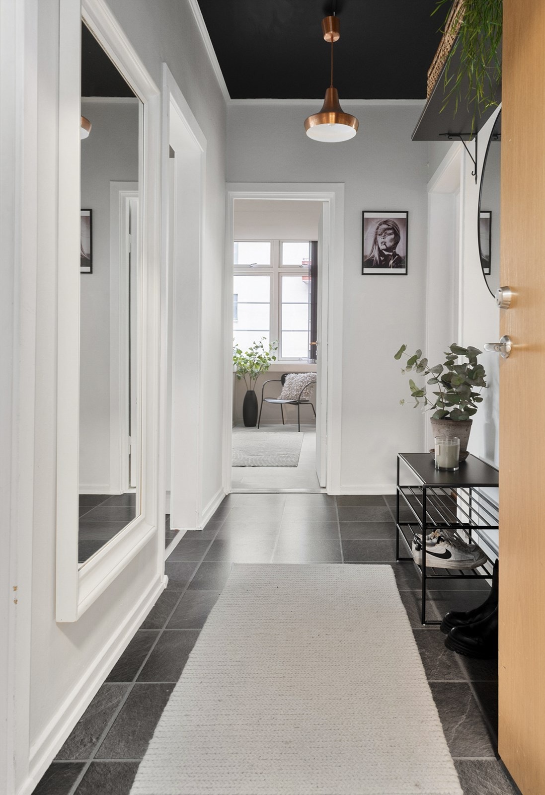 Romslig entré Galleribilde