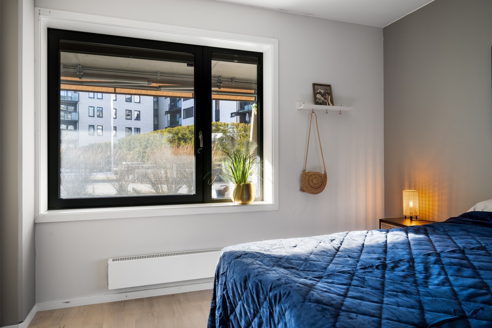 Romslig hovedsoverom med plass til dobbeltseng, nattbord og garderobe Galleribilde