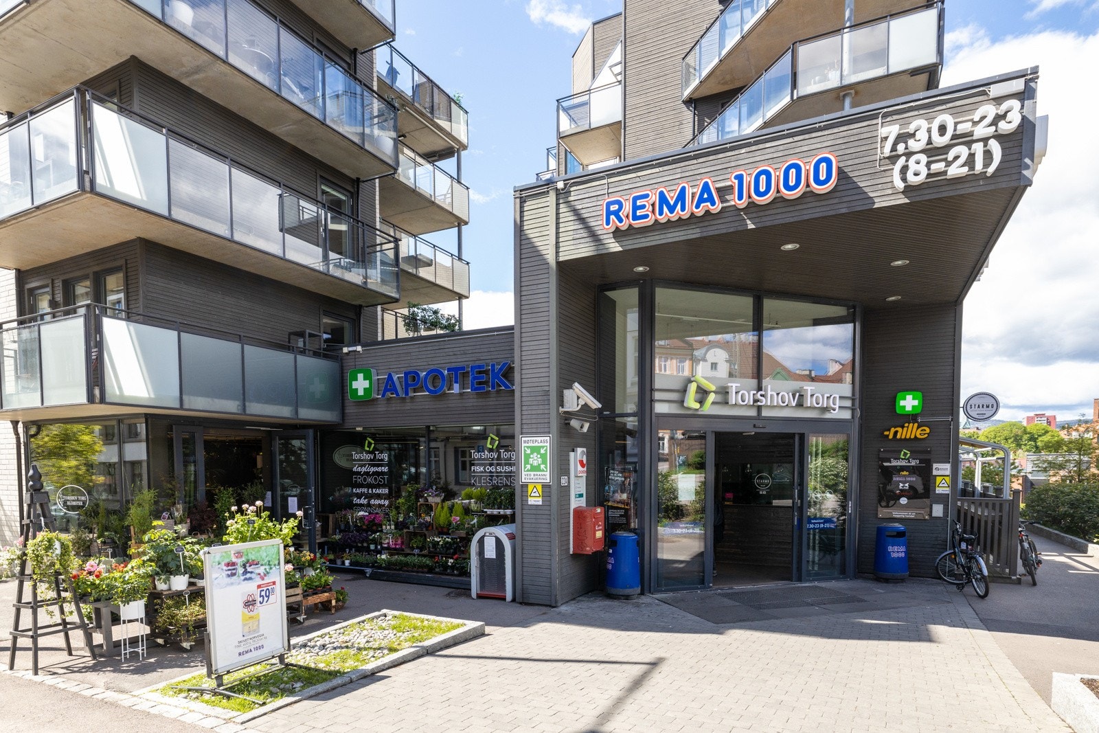 I bygget finner du Rema 1000, blomsterbutikk, apotek, Posten og sushirestauranten Mr. Fish. Galleribilde
