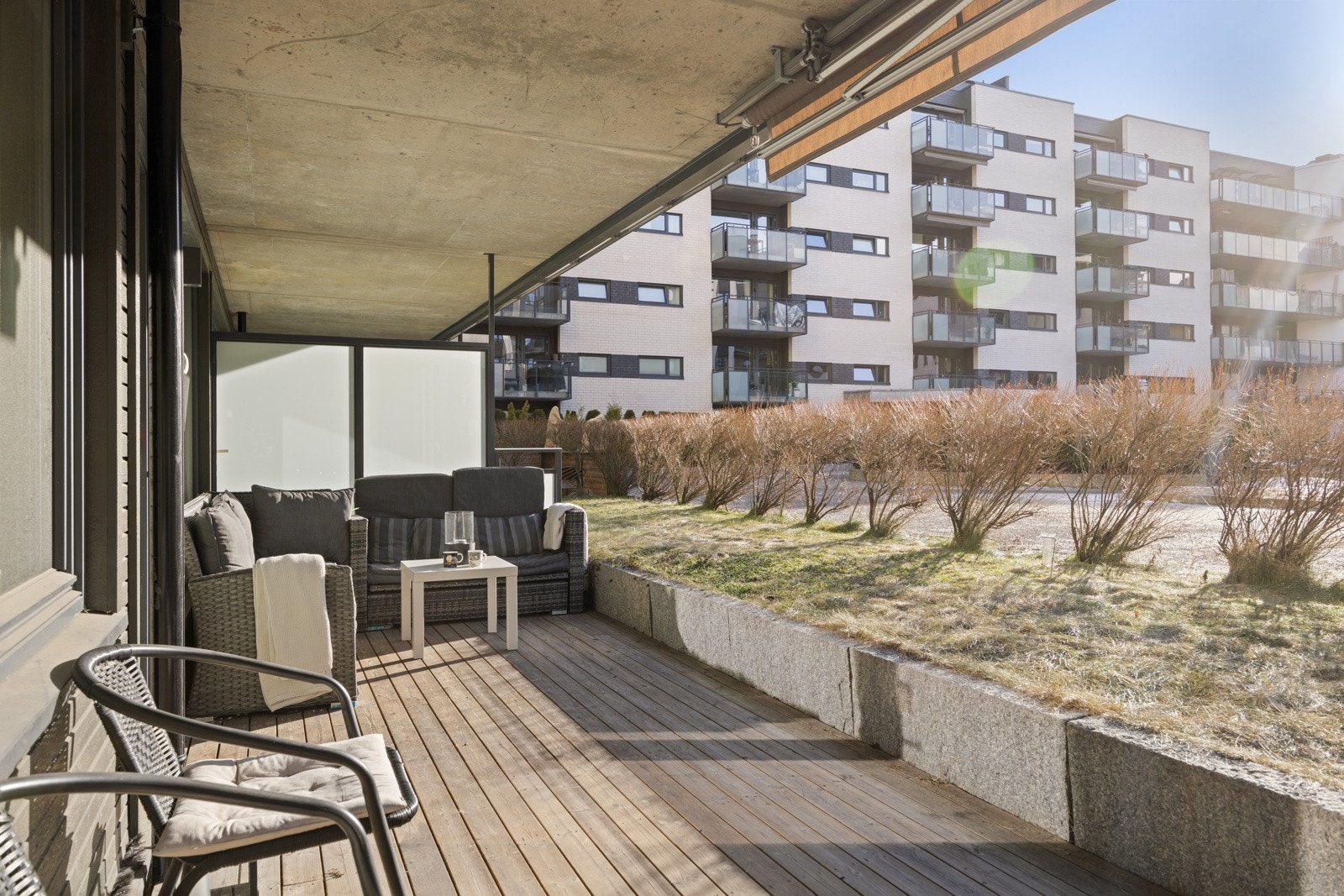 Solrik sydvestvendt markterrasse på 17 kvm med god plass til utemøblement og grill Galleribilde